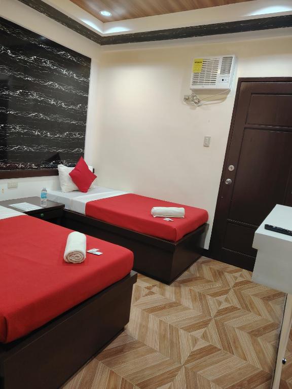 Postel nebo postele na pokoji v ubytování The JRJF Hotel near Tagum Terminal