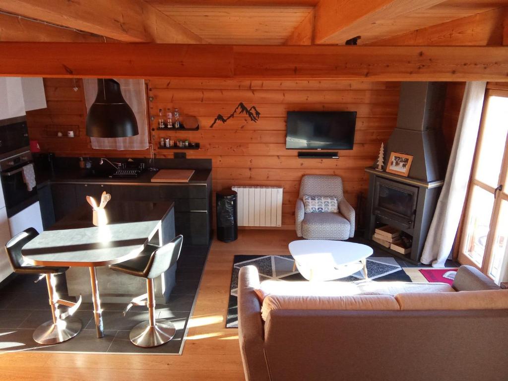 Η κουζίνα ή μικρή κουζίνα στο Chalet chaleureux 8 pers avec cheminée - FR-1-504-692