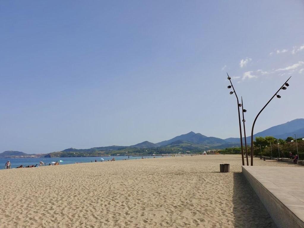 - une plage de sable avec un éclairage de rue dans l'établissement Appartement T3 à Argelès-Plage à 50m de la mer - FR-1-388-233, à Argelès-sur-Mer