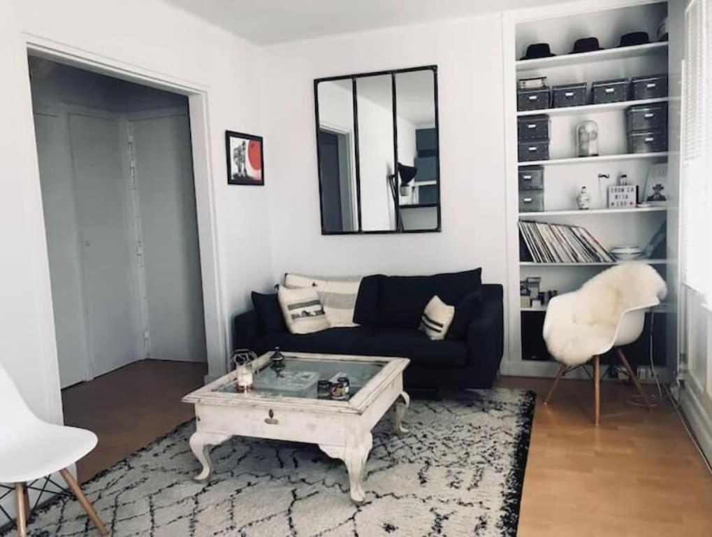un salon avec un canapé et une table basse dans l'établissement Apartment terrace - Eiffel tour vue, à Paris