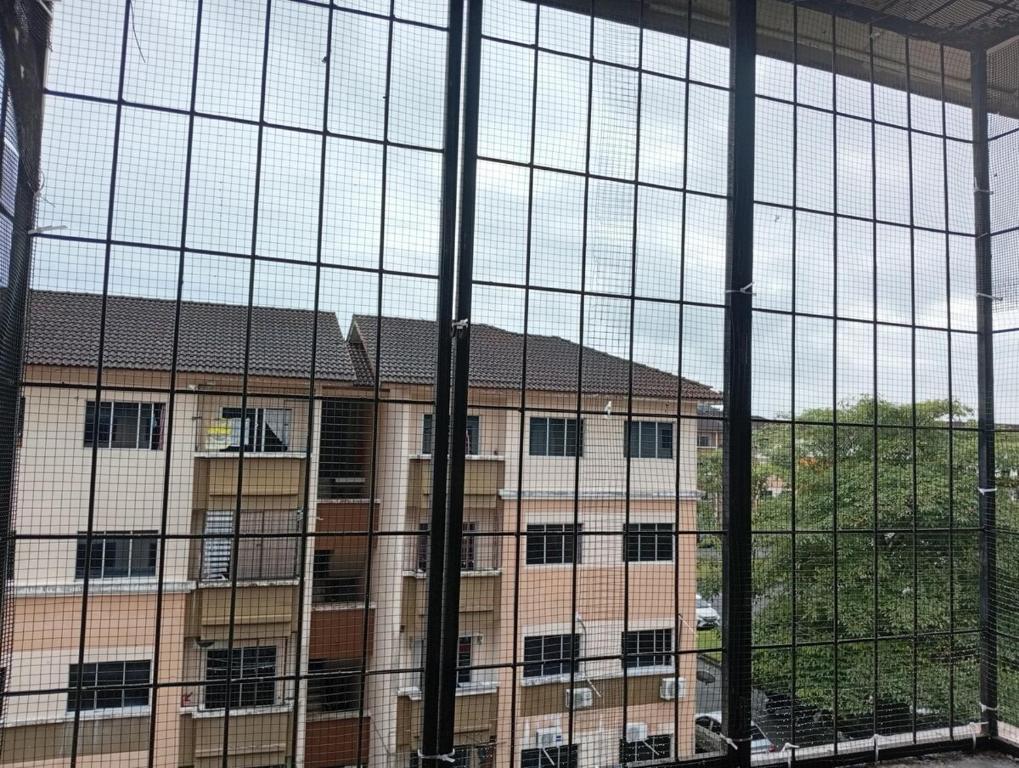 Kota SamarahanTeratak RIZQ的透过窗户可欣赏到建筑的景色