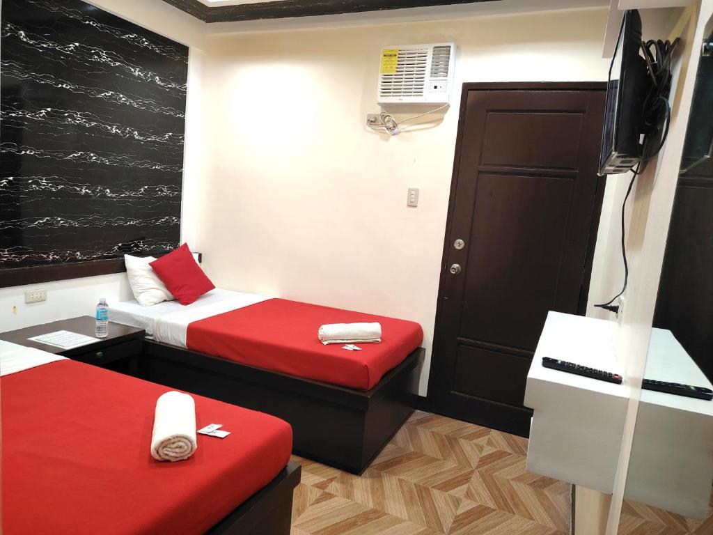Postel nebo postele na pokoji v ubytování The JRJF Hotel near Tagum Terminal