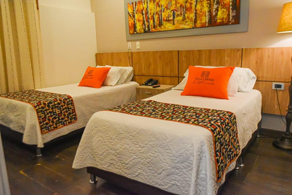 Postel nebo postele na pokoji v ubytování Hotel Ucla Center