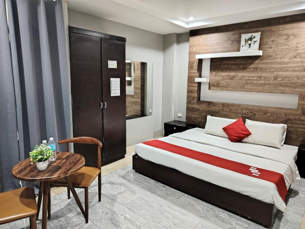 Postel nebo postele na pokoji v ubytování The JRJF Hotel near Tagum Terminal