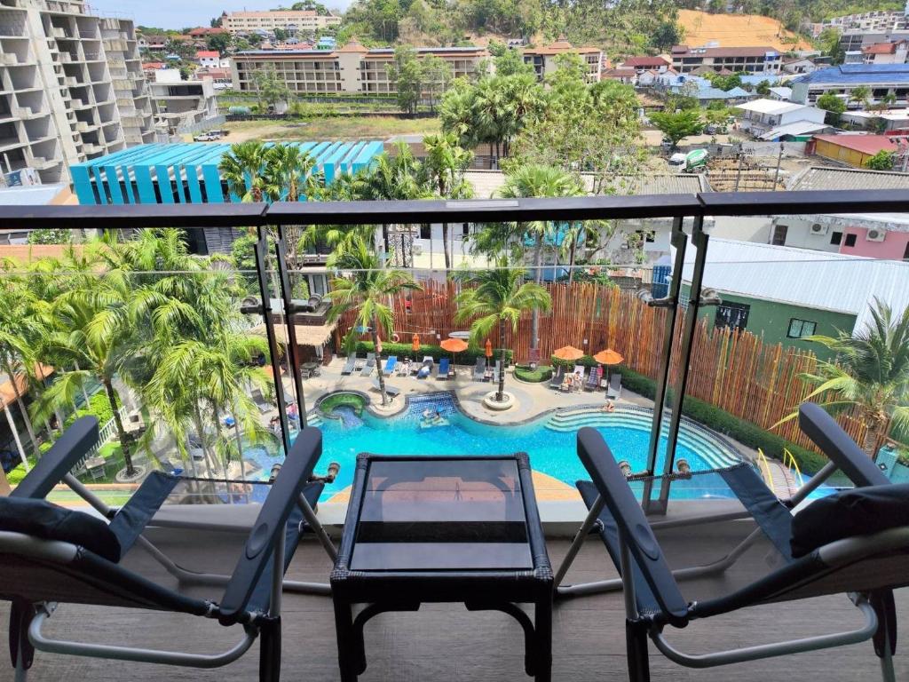 Μπαλκόνι ή βεράντα στο 7 Floor - Pool view Studio room at TBHR near Kata beach