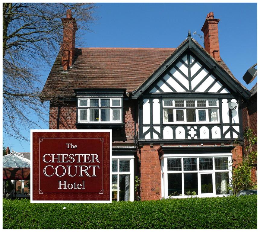 una casa con un cartel delante de ella en Chester Court Hotel, en Chester