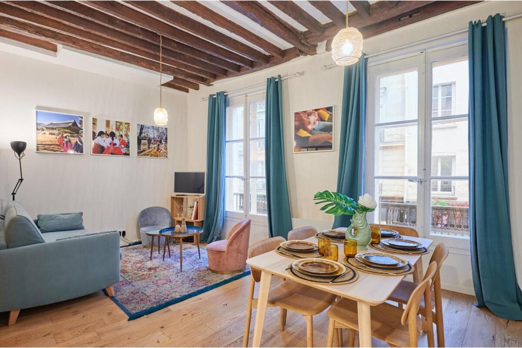 un salon avec une table et un canapé dans l'établissement Sublim apartement Saint Germain des Prés, à Paris