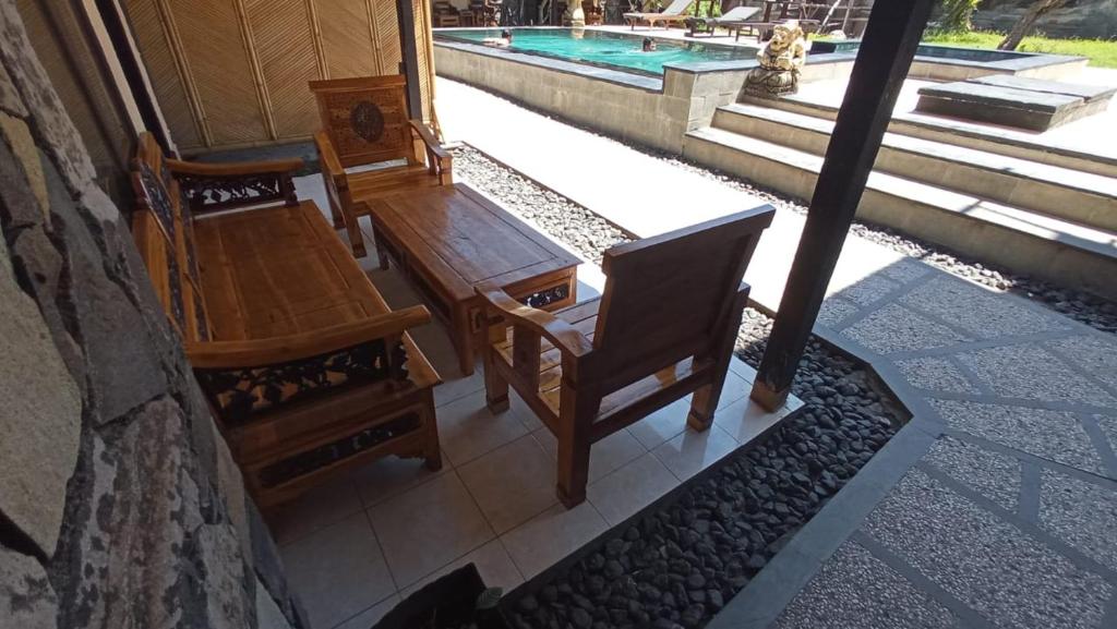 Bazén v ubytování Bale Sasak Bungalow nebo v jeho okolí