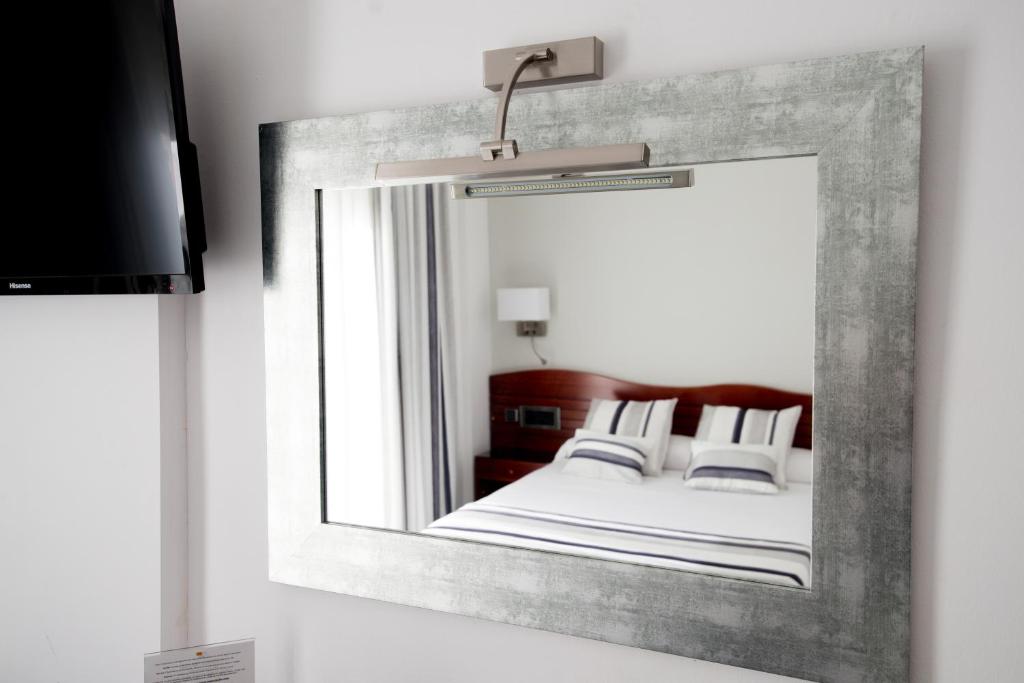 En eller flere senge i et værelse på Hotel Plaça