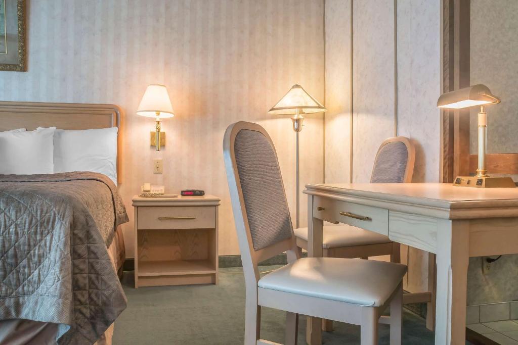 Postel nebo postele na pokoji v ubytování Rodeway Inn Fallsview