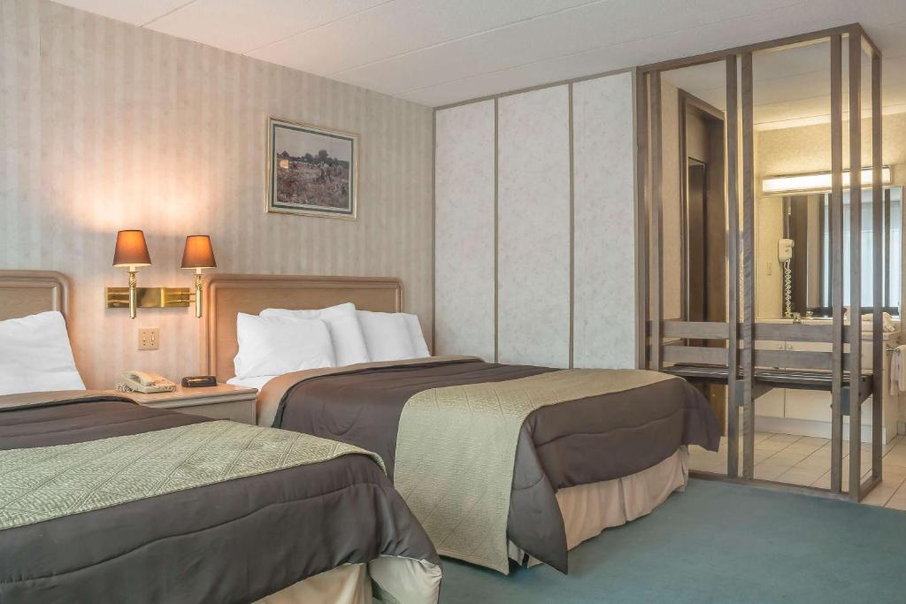 Postel nebo postele na pokoji v ubytování Rodeway Inn Fallsview