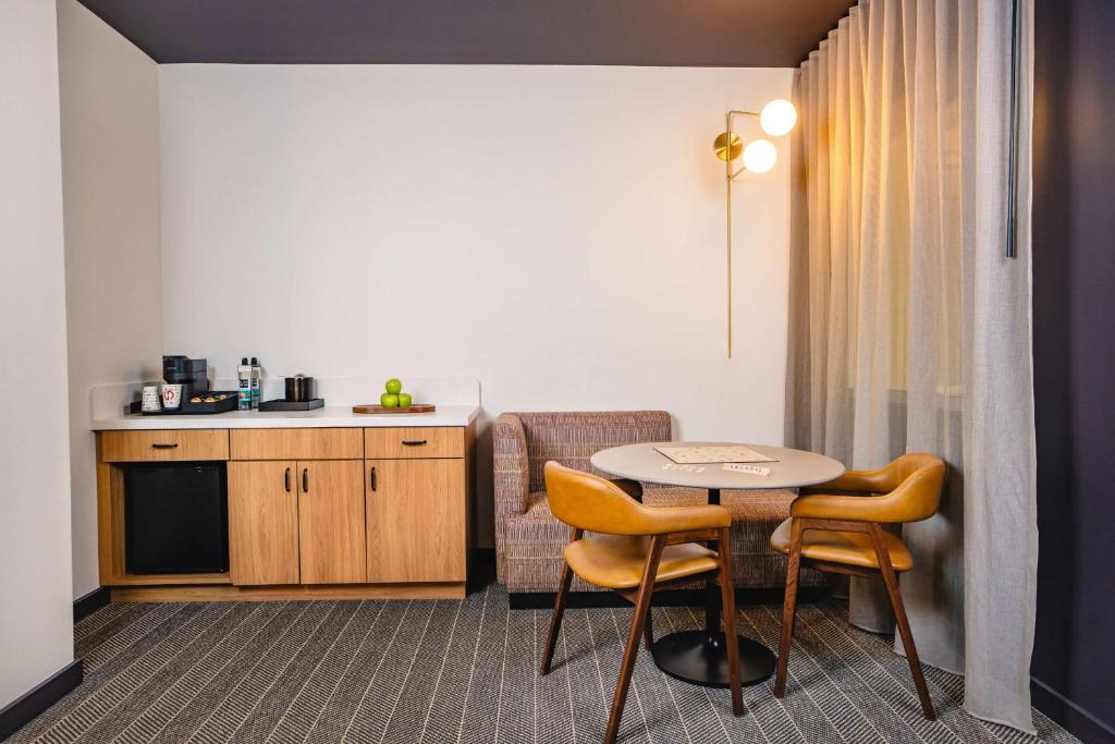 Origin Baton Rouge, a Wyndham Hotel - King Room With Two Twin Bunk Beds