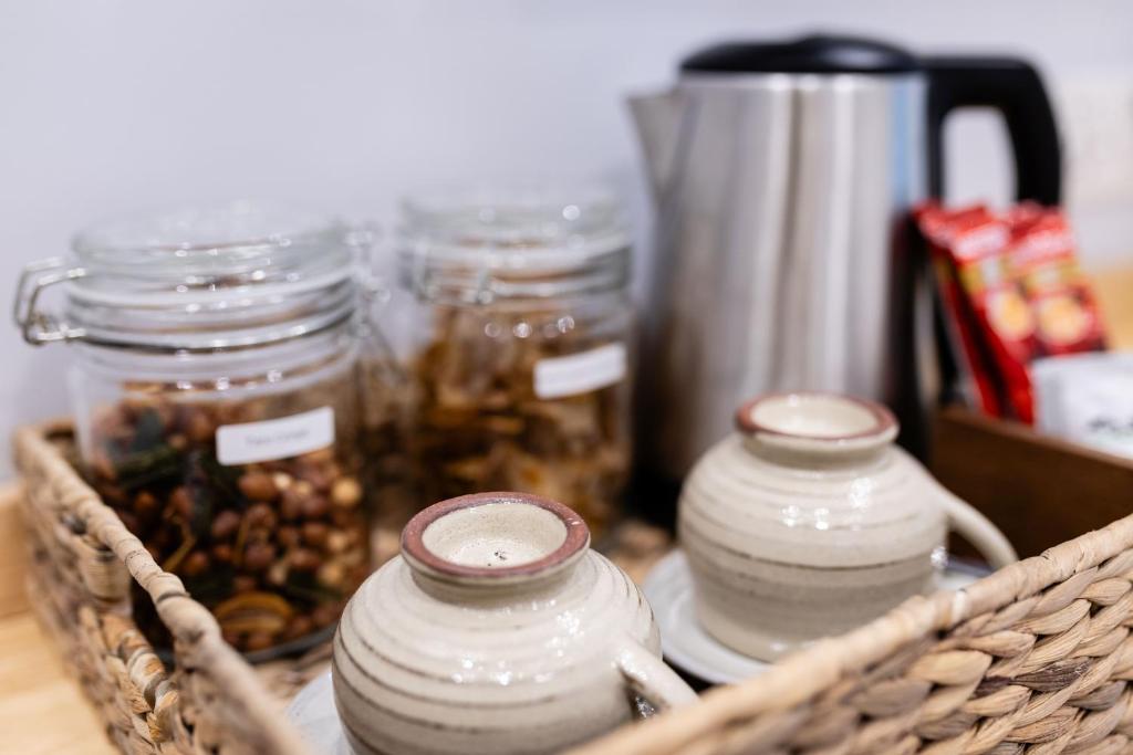 Příslušenství pro přípravu čaje a kávy v ubytování Moringa Tree Maison