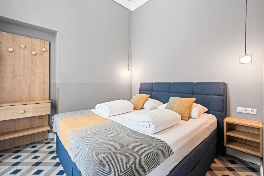 Łóżko lub łóżka w pokoju w obiekcie KH Opera Apartments