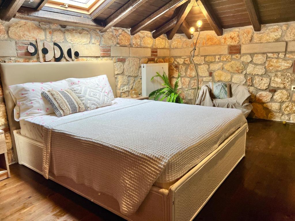 Łóżko lub łóżka w pokoju w obiekcie Boutique Stone Houses