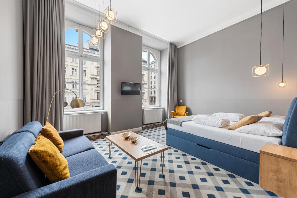 Łóżko lub łóżka w pokoju w obiekcie KH Opera Apartments
