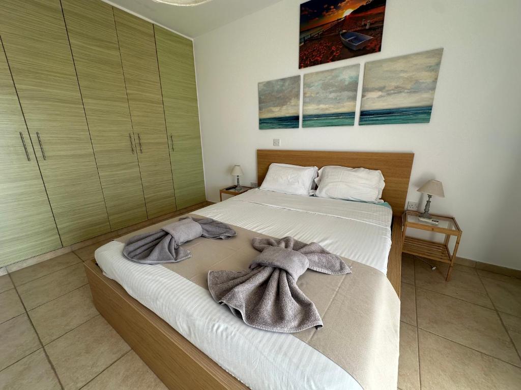 une chambre avec un lit avec des serviettes dessus dans l'établissement Nissi Beach Escape - 5 Min Walk to Paradise, à Ayia Napa