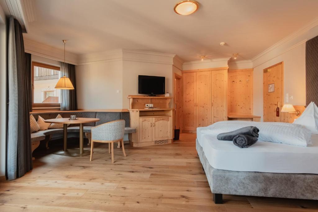Televiisor ja/või meelelahutuskeskus majutusasutuses Naturhotel Sonnenhof
