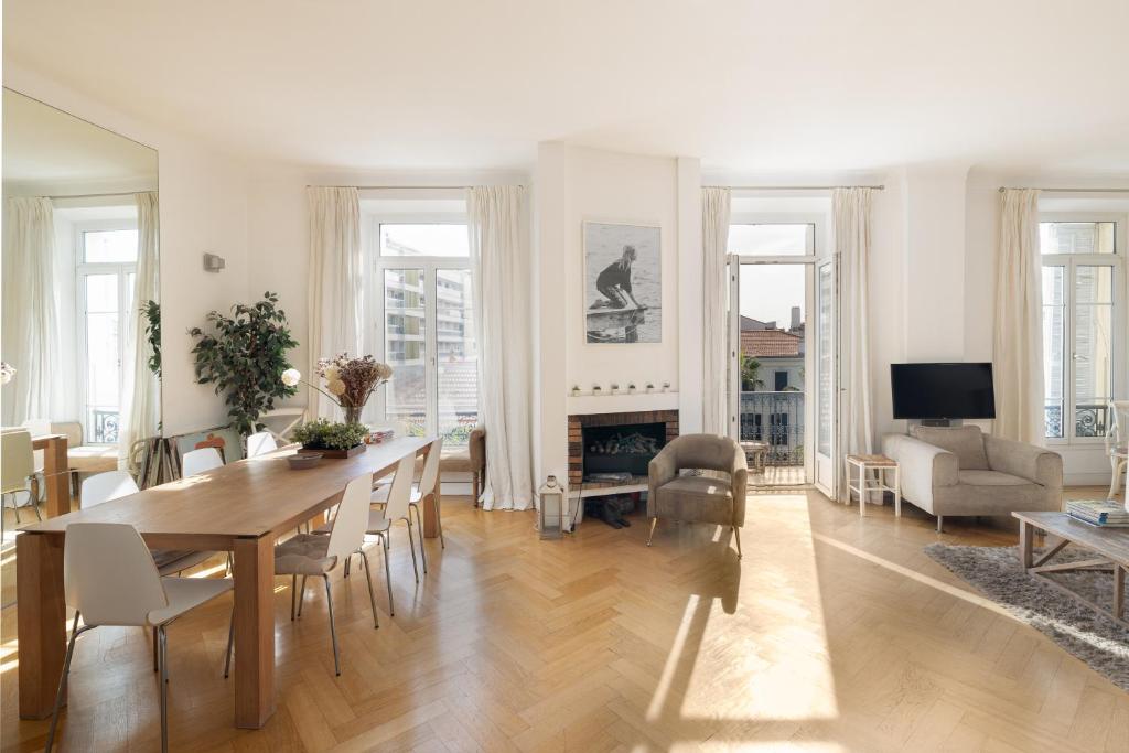 un salon avec une table et une salle à manger dans l'établissement Center of Cannes 100m2 bright apartment, à Cannes