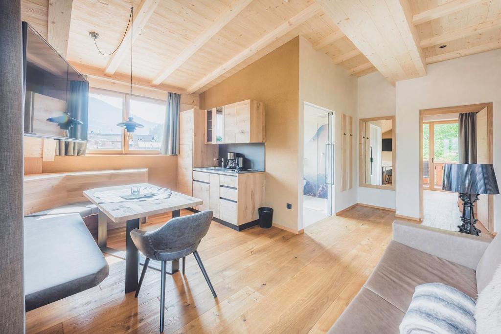 Televiisor ja/või meelelahutuskeskus majutusasutuses Naturhotel Sonnenhof