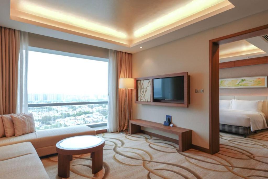 Holiday Inn Shanghai Pudong Kangqiao by IHG - Free shuttle bus to Disney land, Ins Swimming Pool - Suite De Una Habitación - Acceso A Salón