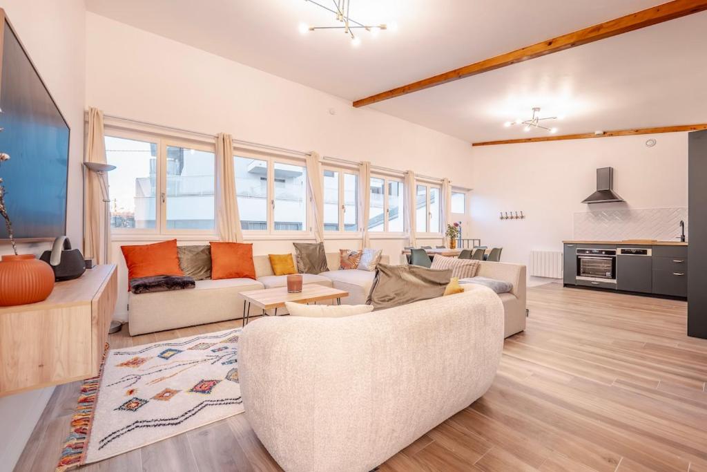 un salon avec un canapé et une table dans l'établissement Serenity House, parking, near metro 7, à Villejuif