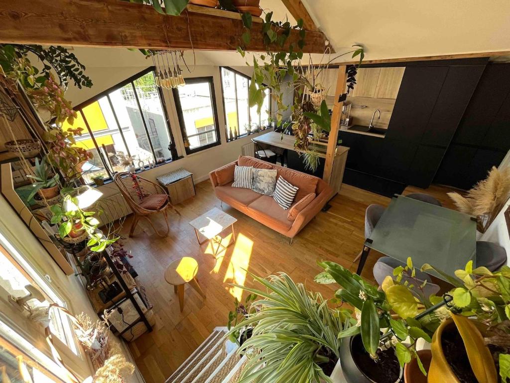 d'un salon avec des plantes. dans l'établissement Cozy apartment in a quiet alley, à Paris