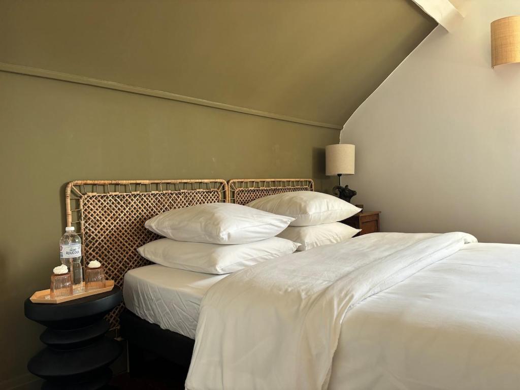 Un dormitorio con dos camas con sábanas y almohadas blancas. en Cosy villa, near beach, en Touques