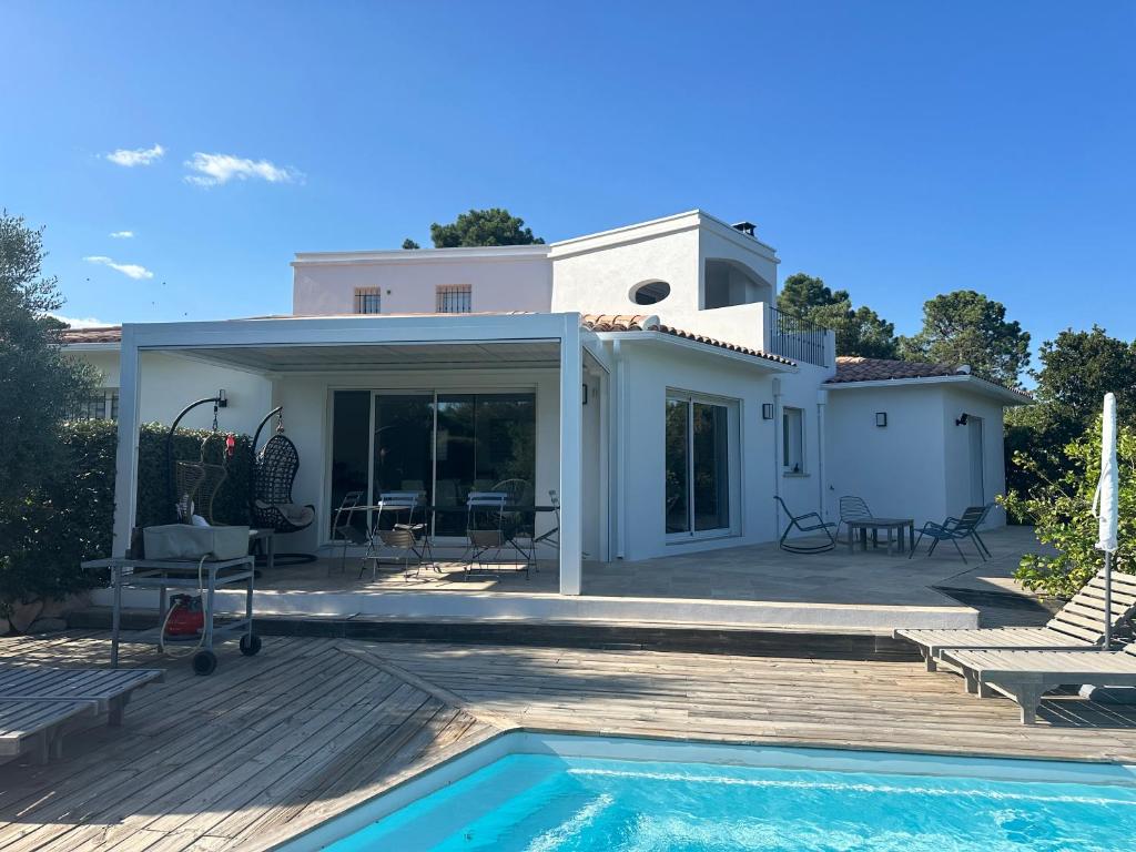 une villa avec piscine et une maison dans l'établissement A BARMETTA, à Porto-Vecchio