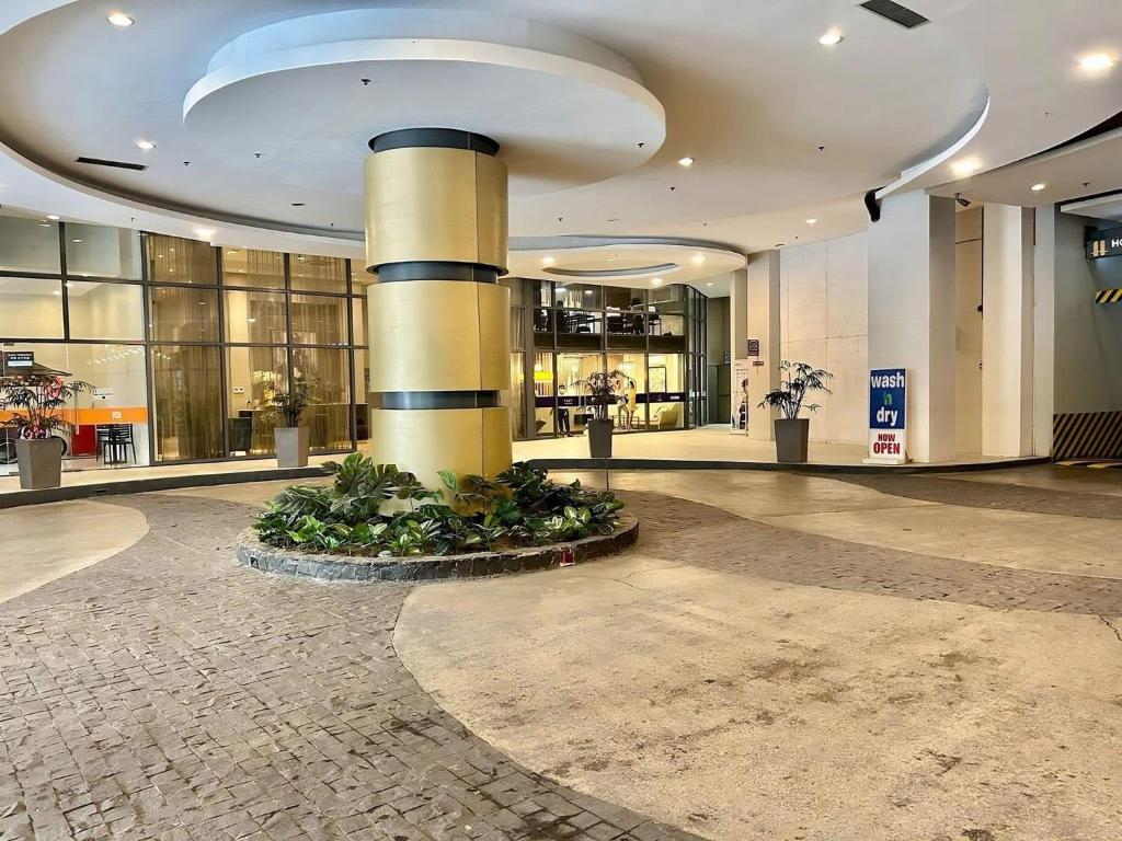 Lobi atau kawasan kaunter penerimaan di Chic Overlooking Studio at Horizons 101