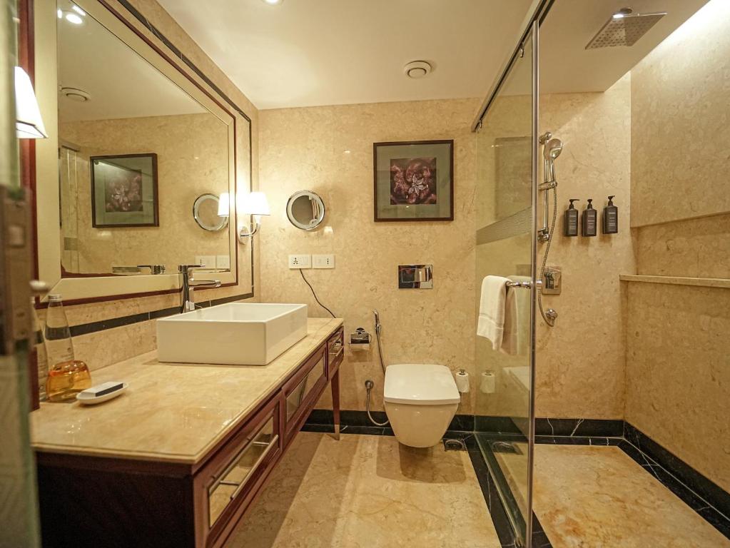 Koupelna v ubytování Sheraton Grand Pune Bund Garden Hotel