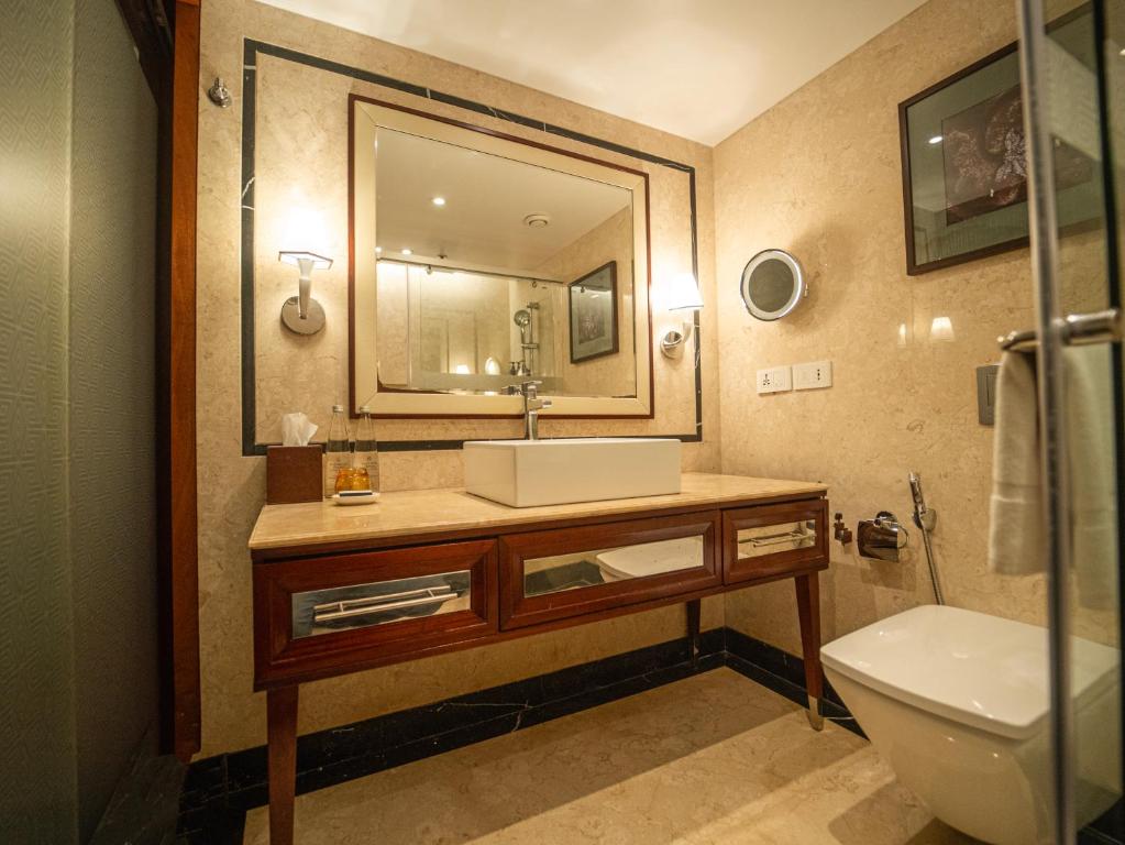 Koupelna v ubytování Sheraton Grand Pune Bund Garden Hotel