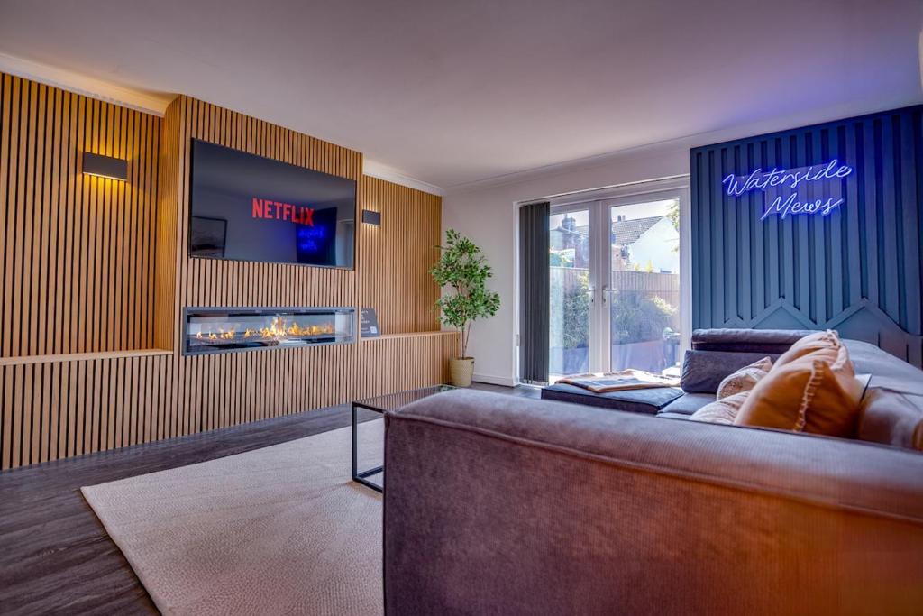 Una sala de estar con un sofá y un televisor. en Hot Tub, Private Parking, King Bed, Beach luxury, en Cleethorpes