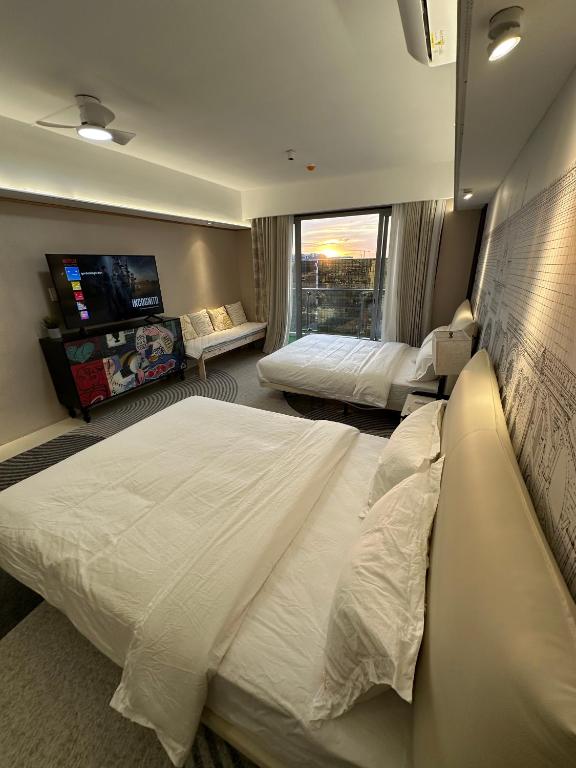 Luxury Penthouse Hotel Booking Reference: Luxury Riverwalk Penthouse Pool Skyline Views