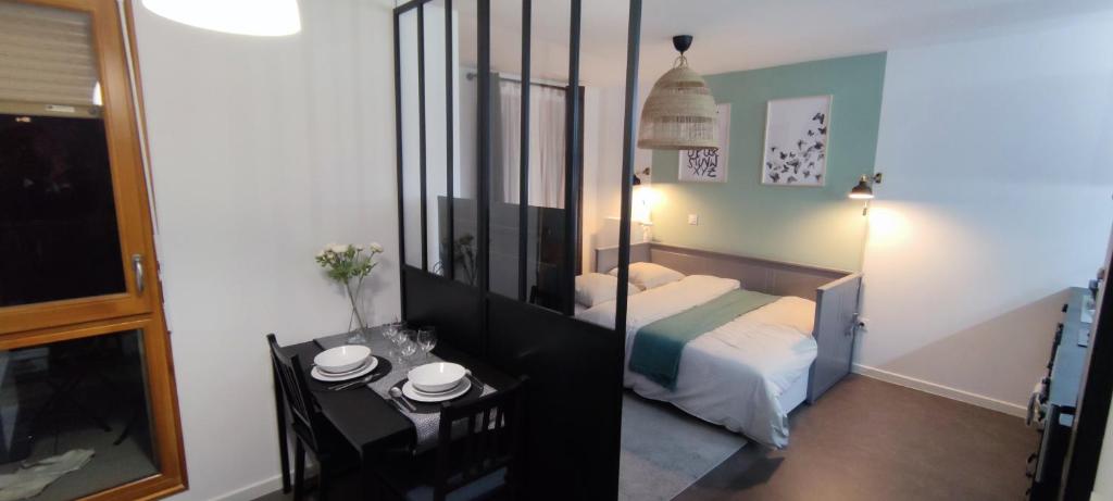 a bedroom with a bed and a mirror at l'incontournable Villepinte Parc des expositions in Villepinte