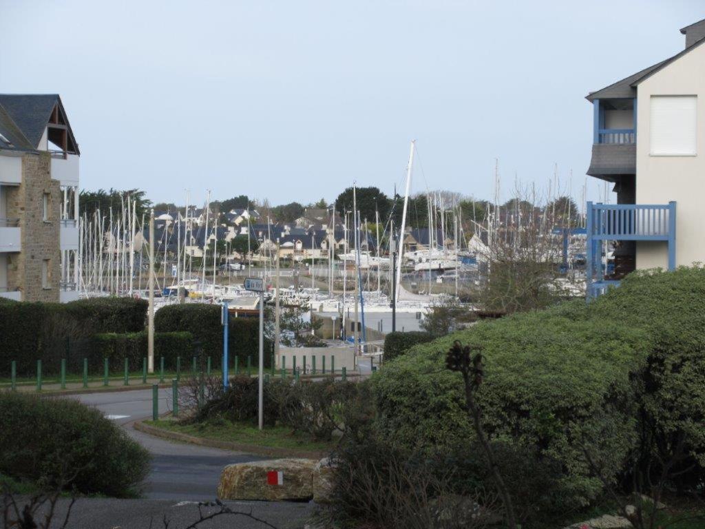- une vue sur un port de plaisance avec des bateaux dans l'établissement Location ARZON Week-end, Semaine, Mois, à Arzon