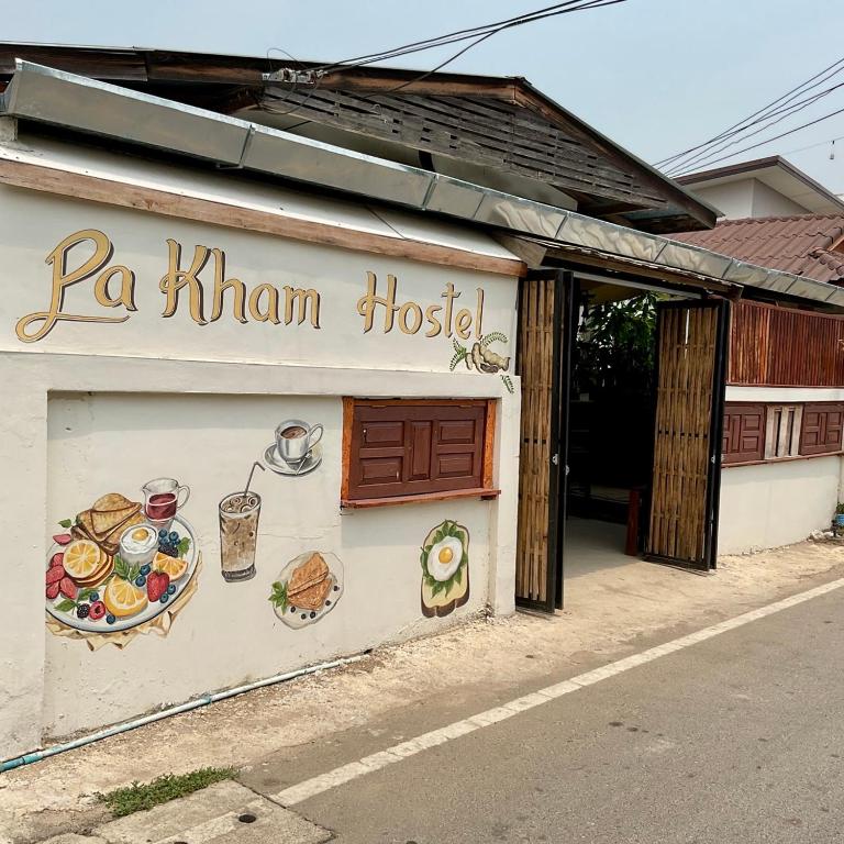 ein Restaurant mit einem Schild an der Seite eines Gebäudes in der Unterkunft Pakham hostel in Pai