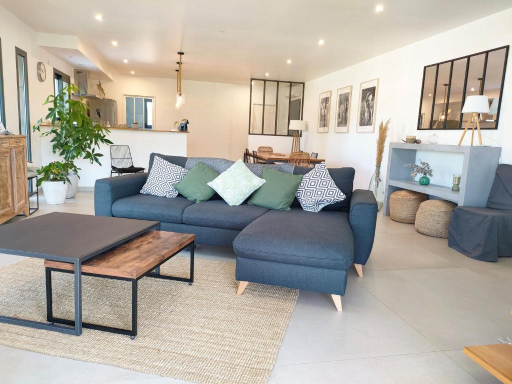 Posedenie v ubytovaní Loft avec piscine privée en campagne proche Saint Remy de Provence