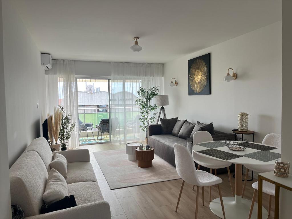 un salon avec un canapé et une table dans l'établissement Central Park Cannes, à Cannes