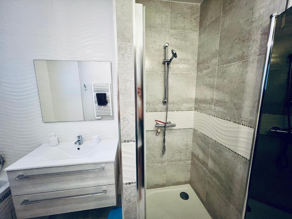 Łazienka w obiekcie Villa Livia Porticcio piscine 500m plage