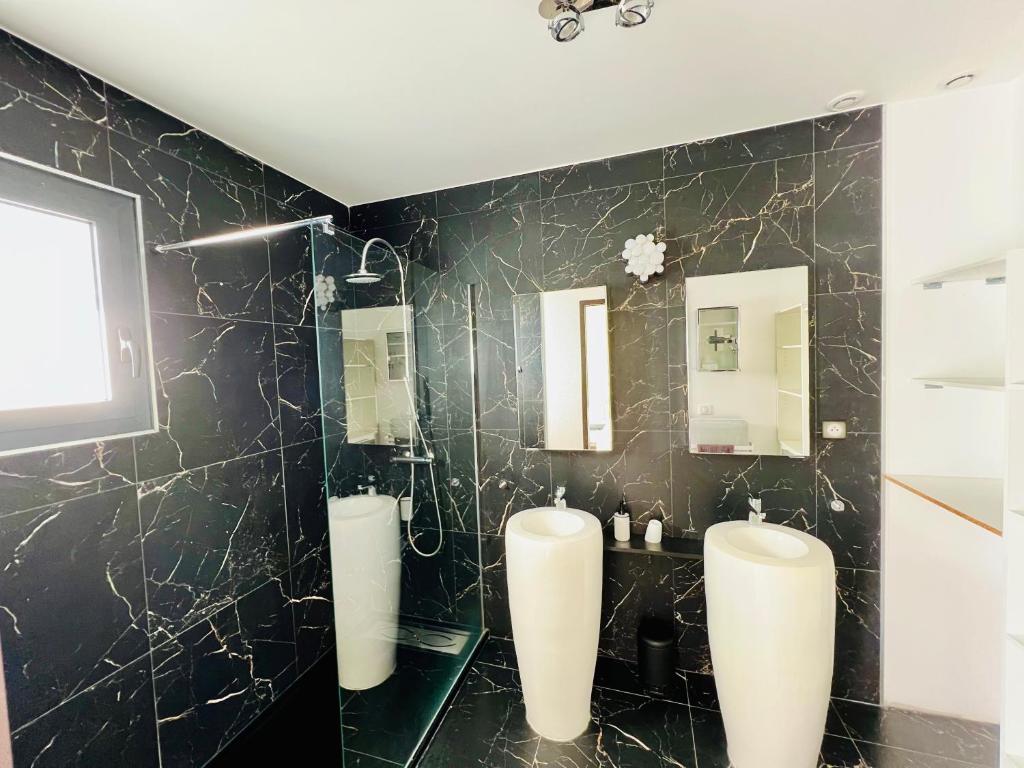 Łazienka w obiekcie Villa Livia Porticcio piscine 500m plage