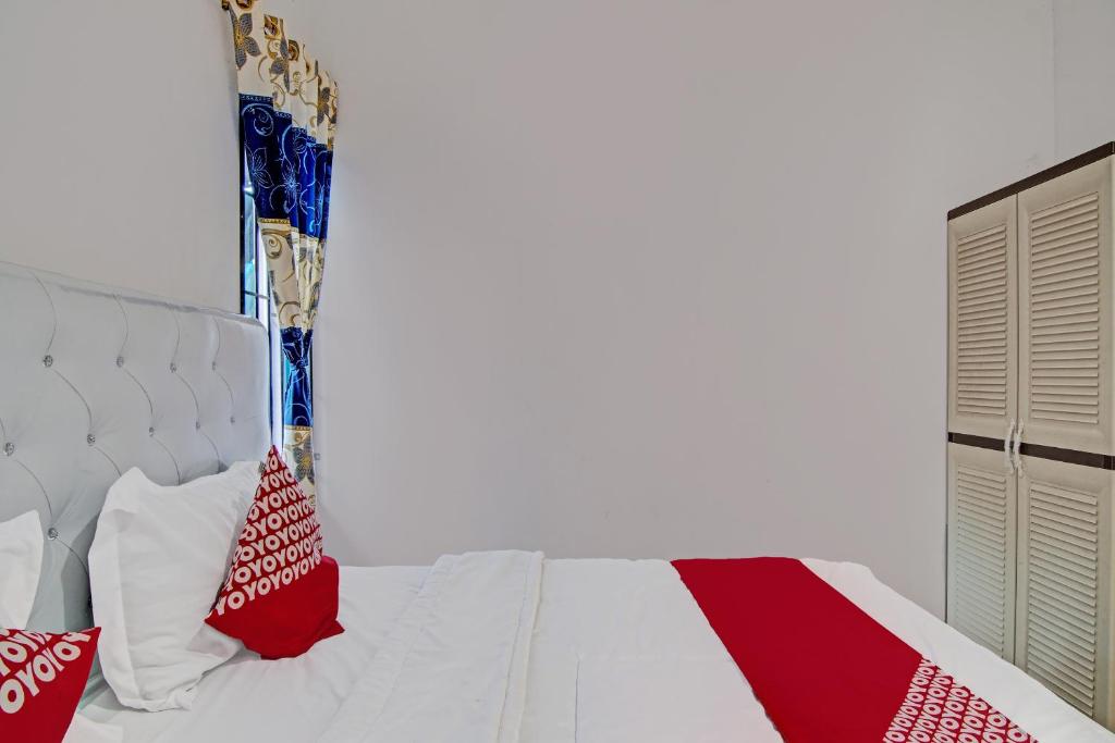 Postel nebo postele na pokoji v ubytování OYO 92211 Timur Raya Homestay Syariah