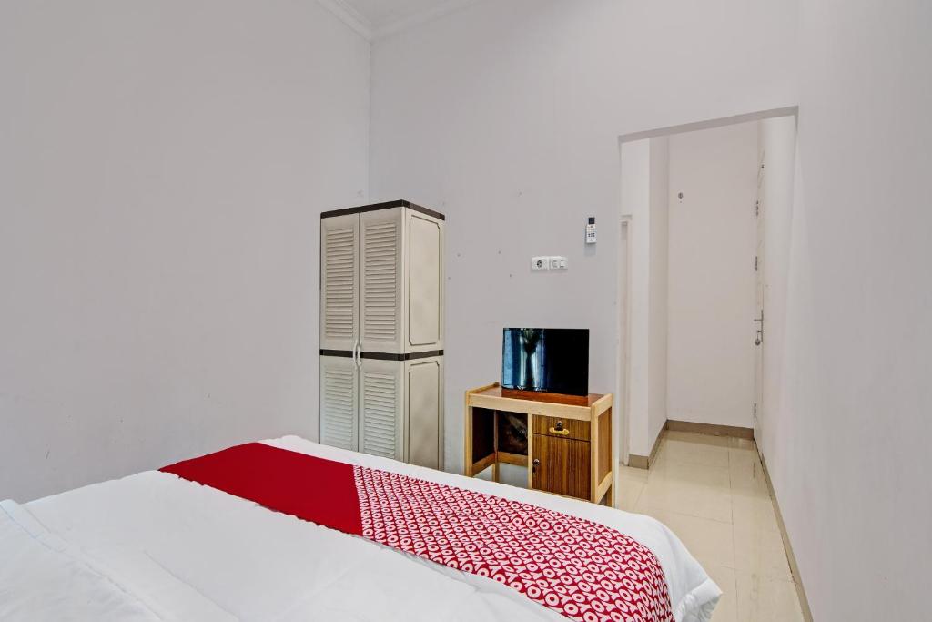 Postel nebo postele na pokoji v ubytování OYO 92211 Timur Raya Homestay Syariah