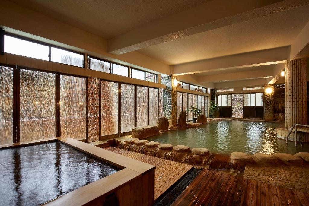 霧島市にあるMyoken Onsen Nemu - Vacation STAY 20867vの家の中の大きな屋内プール