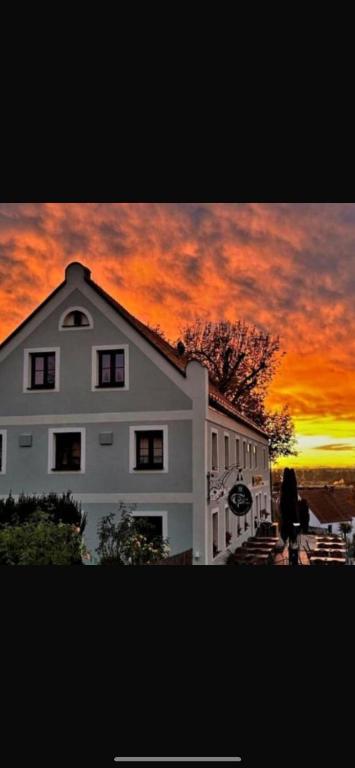 Východ nebo západ slunce při pohledu z hotelu nebo okolí