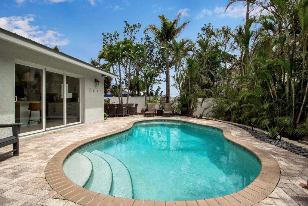 Swimmingpoolen hos eller tæt på Blissful Bungalow