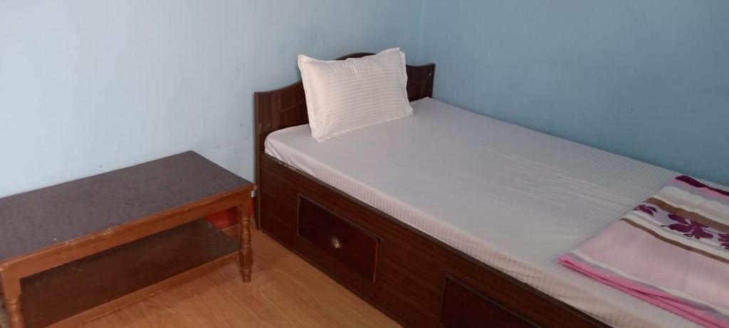 Postel nebo postele na pokoji v ubytování KharidhugaHotel and lodge