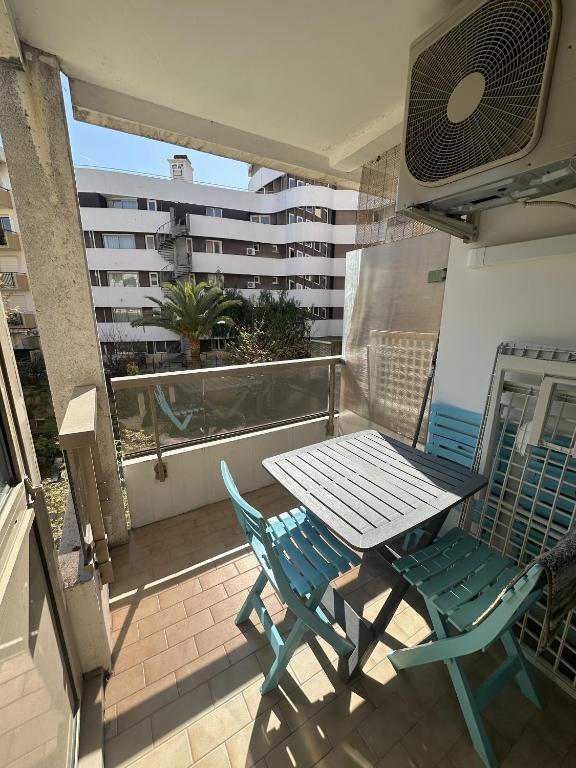 une table et deux chaises sur un balcon dans l'établissement Résidence Graziella Appartement 210, à Juan-les-Pins