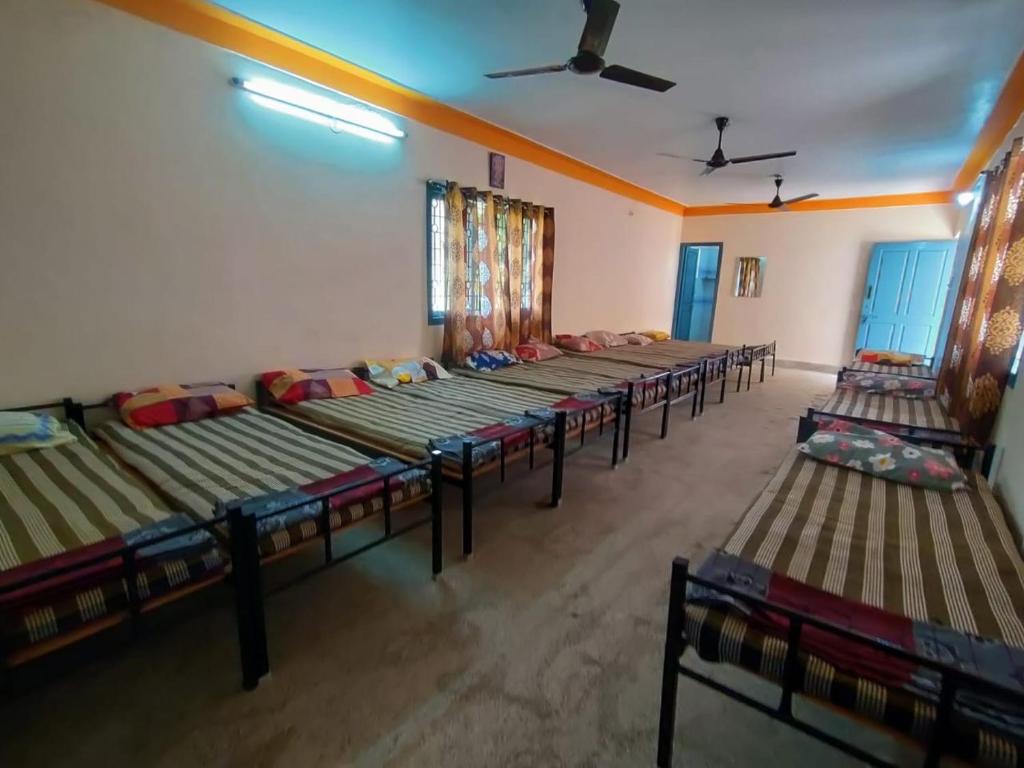 Postel nebo postele na pokoji v ubytování Mysuru-hotel