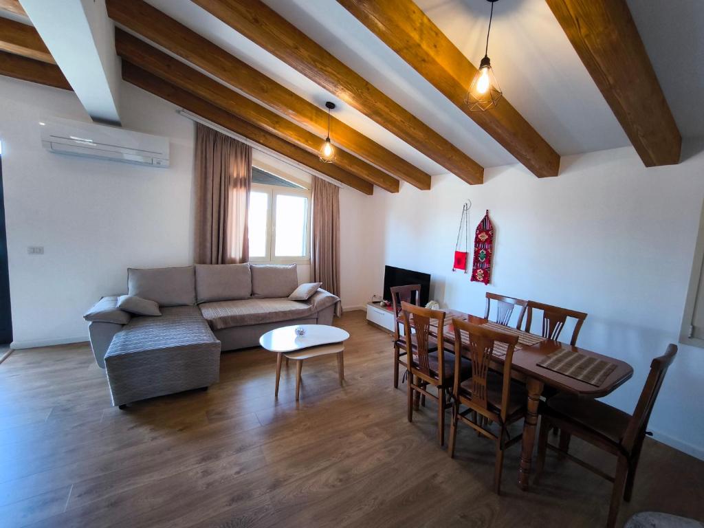 Zona d'estar a Albanian Traditions Legacy